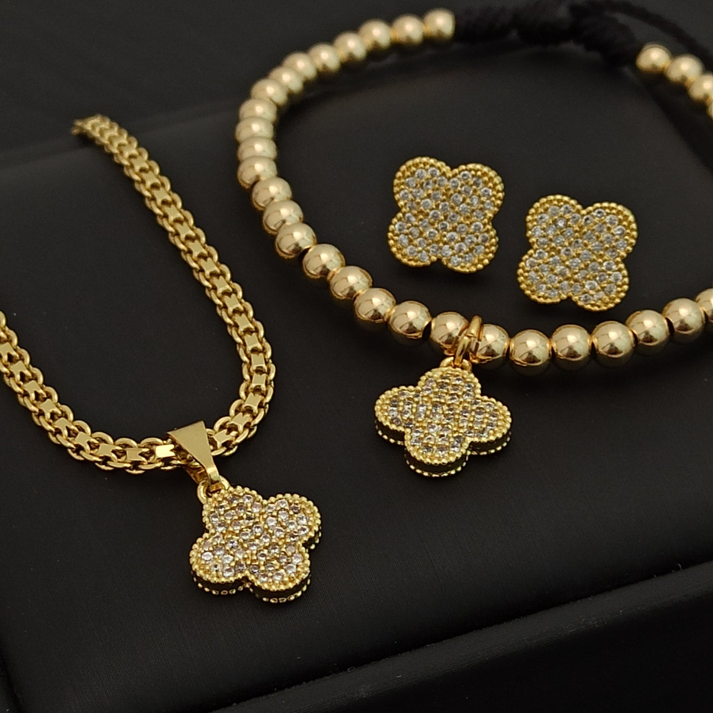 Juego Trebol VC Cadena, Aretes, Dije y Manilla - J43256