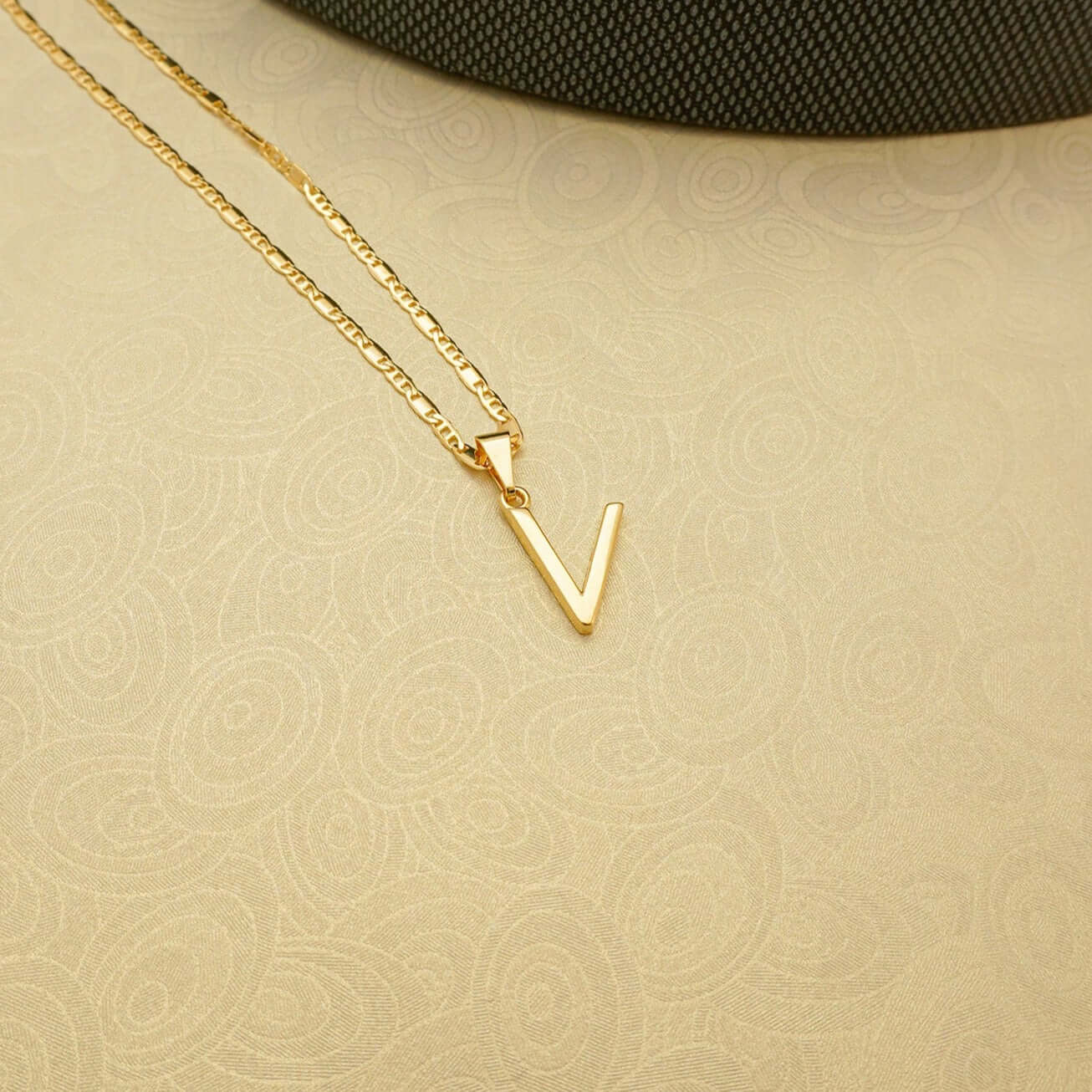 Dije Letra Lisa V - J25360